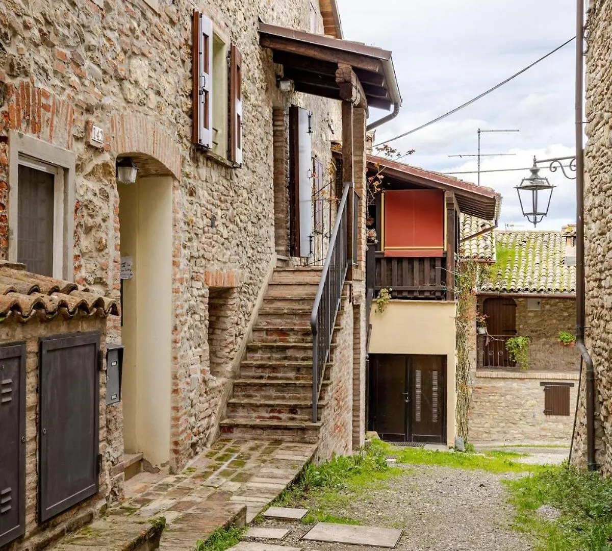 Vakantiehuis Romantica Residenza - Borgo Castello Di Serravalle
